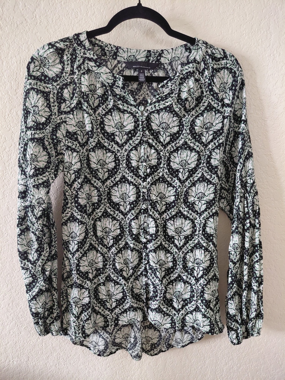 White House Black Market Mint & Black Floral V-Neck Blouse Size